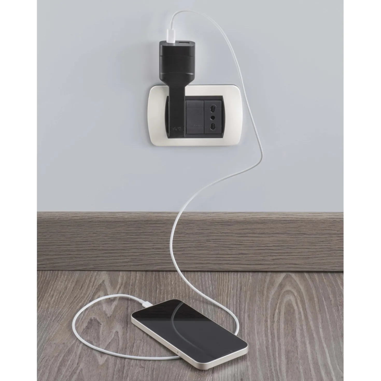 Adattatore flat USB con spina 10A nero