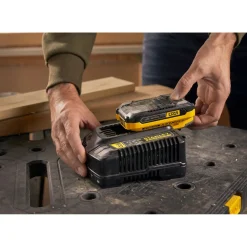 Caricabatterie veloce Stanley Fatmax V20 SFMCB14 con corrente di carica 4 A