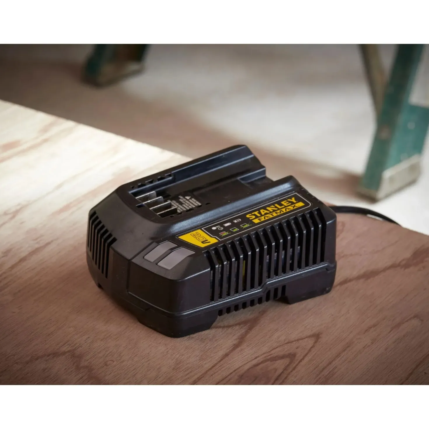 Caricabatterie veloce Stanley Fatmax V20 SFMCB14 con corrente di carica 4 A