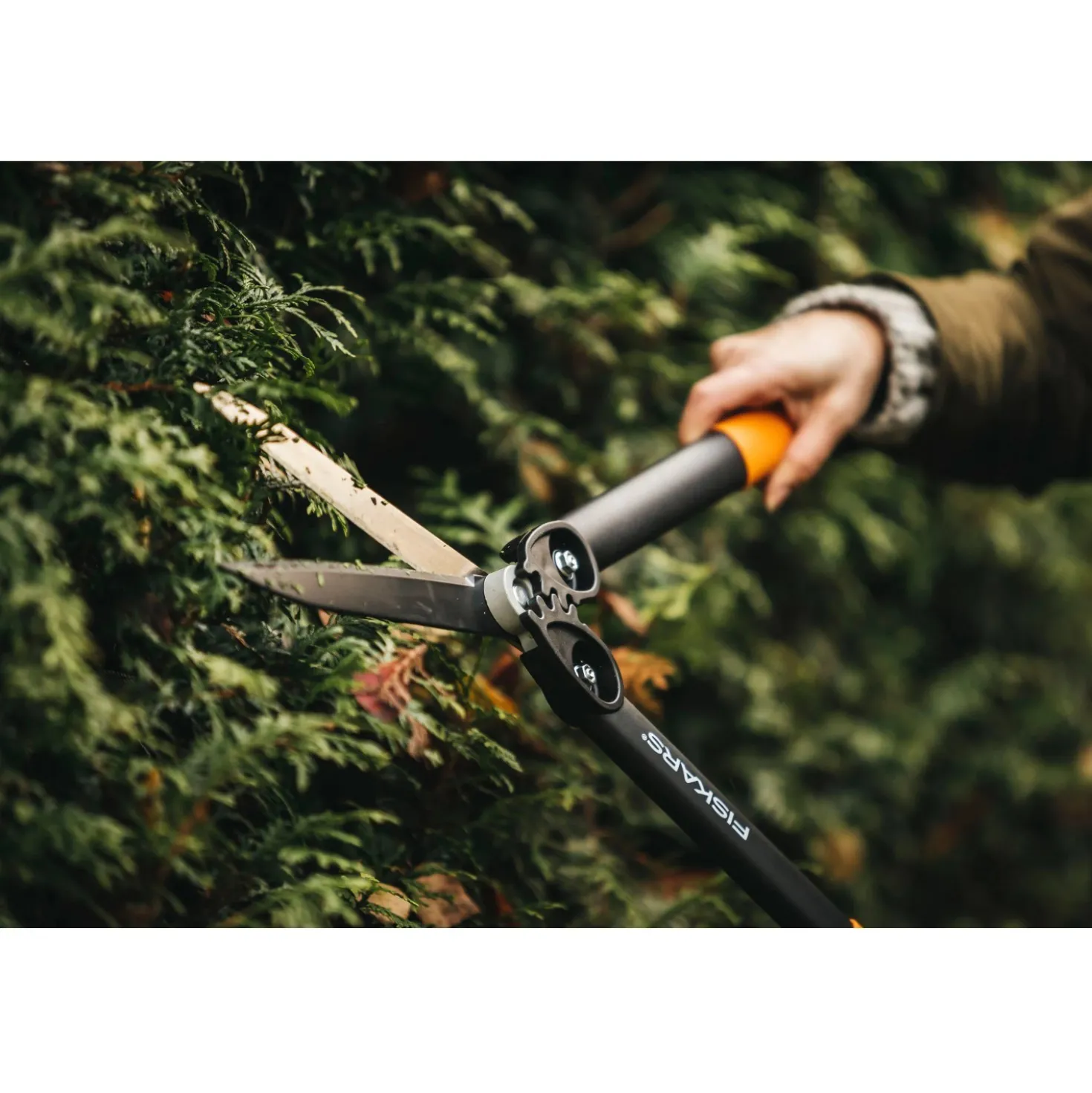 Cesoie per siepi Fiskars con moliplica a ingranaggi PowerGearTM II 57 cm