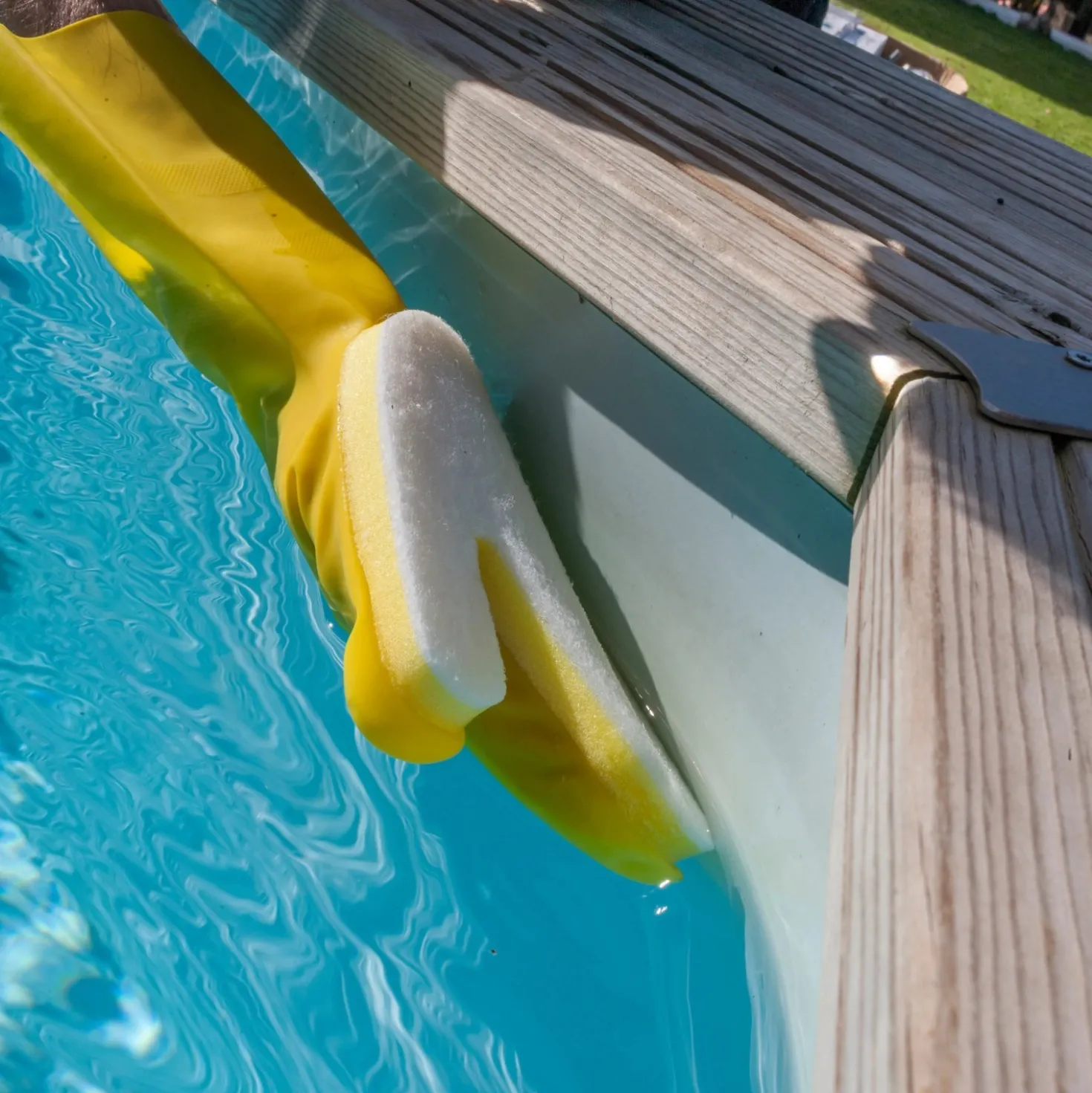 Guanto con spugna per pulire la linea d`acqua