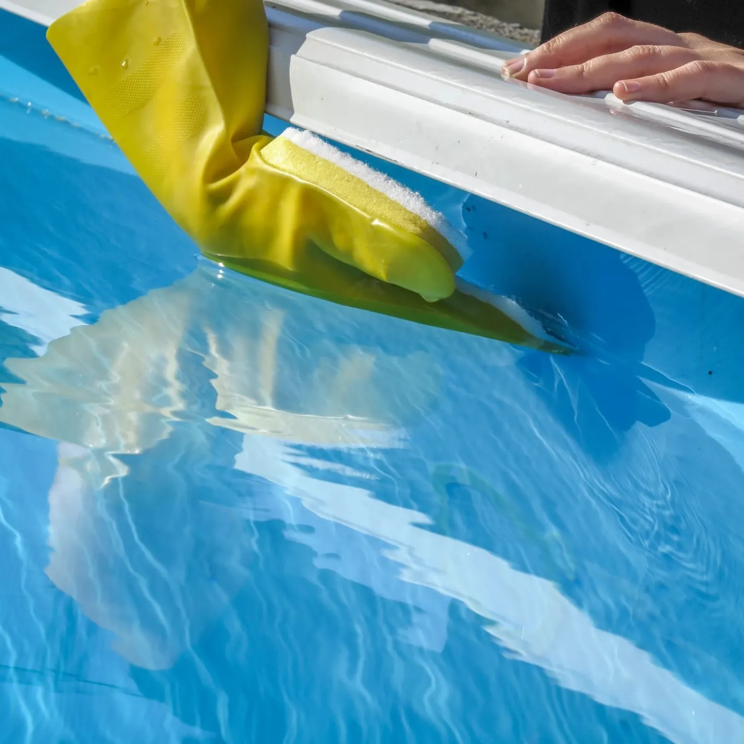 Guanto con spugna per pulire la linea d`acqua