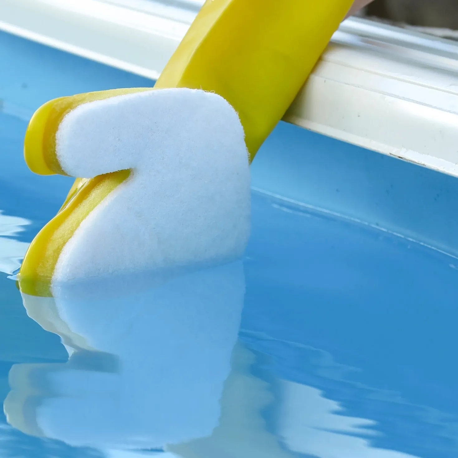 Guanto con spugna per pulire la linea d`acqua