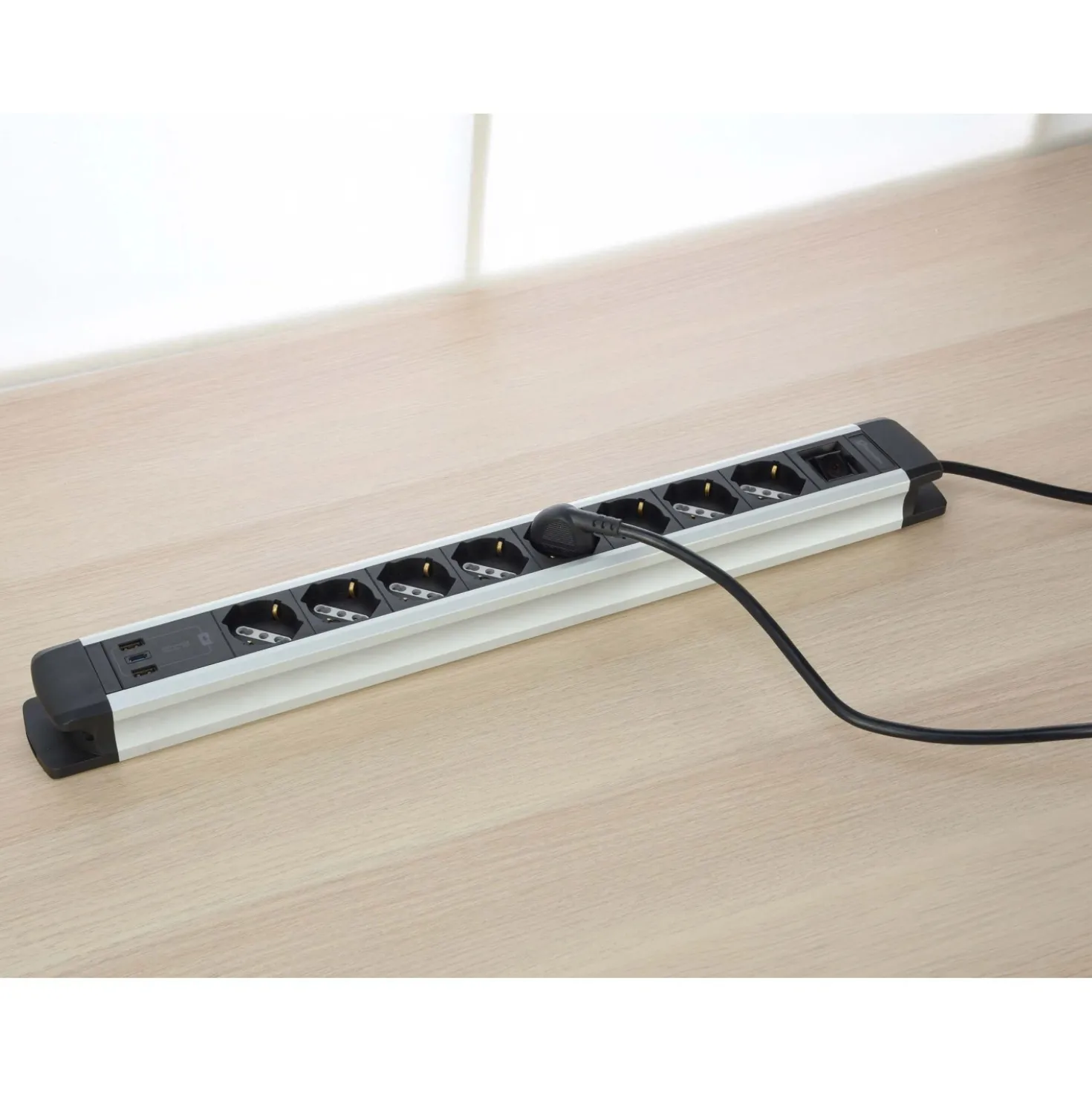 Multipresa Alu, 8 prese P40, 2USB-A, USB-C PD20W, H05VV-F 3G1, 2m. Nero