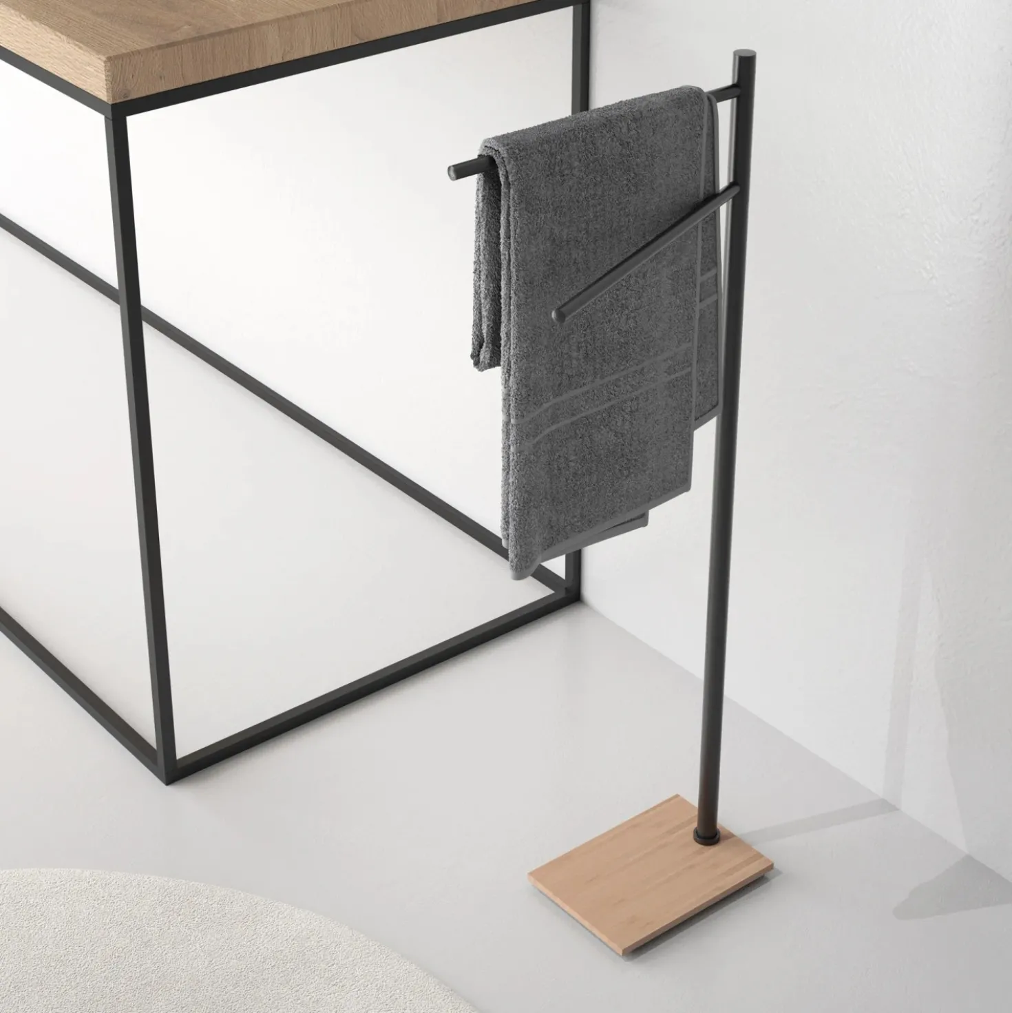 Porta asciugamani da terra Trilly bambù / nero 84 cm