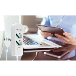Presa mobile multipla con 2 universale+2USB+ spina S17 + interruttore bianco