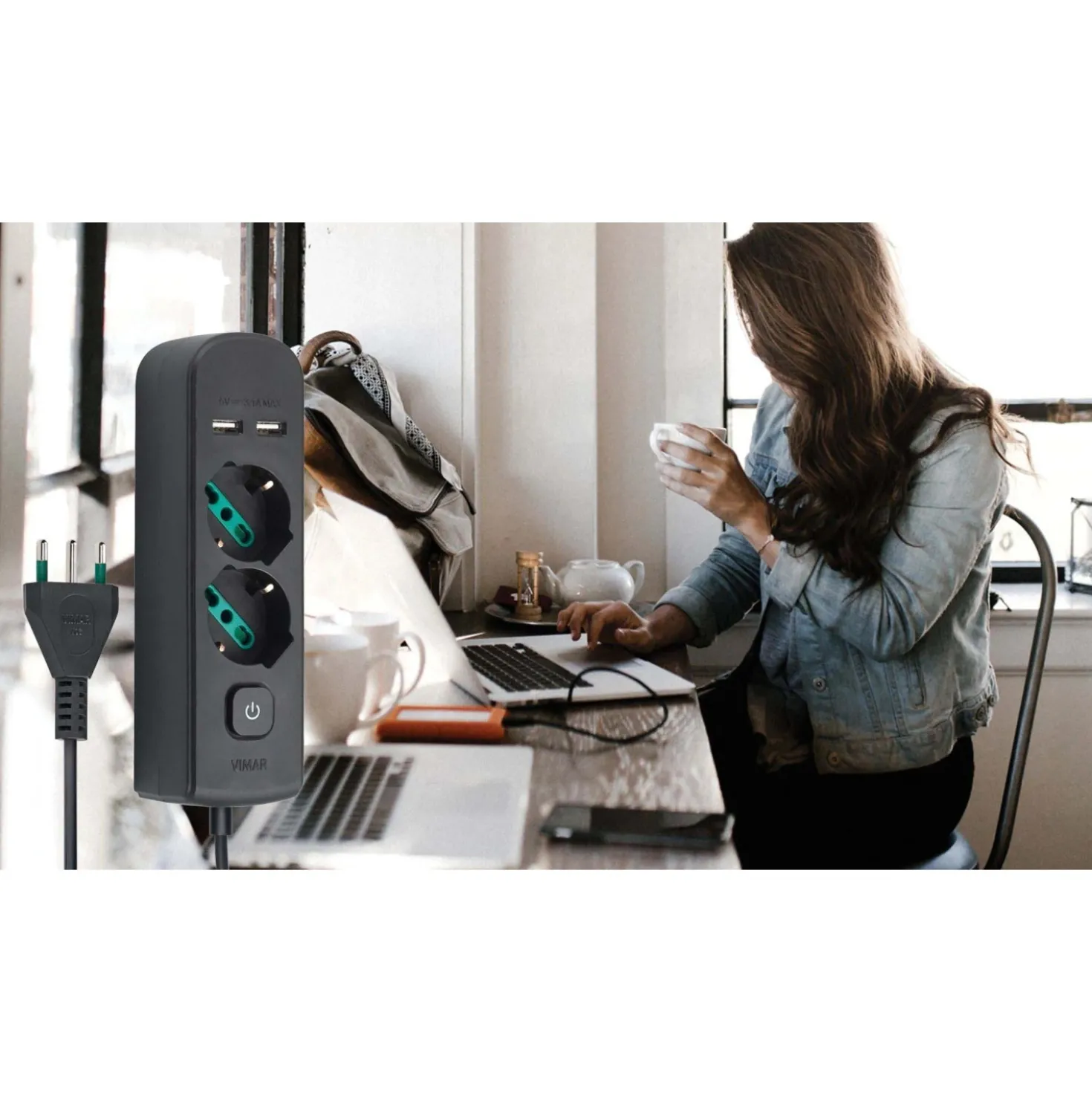 Presa mobile multipla con 2 universale+2USB+ spina S17 + interruttore nero