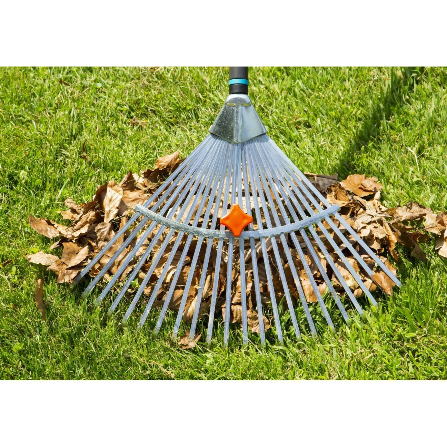 Rastrello in metallo regolabile Gardena NatureLine larghezza da 30 cm - 50 cm