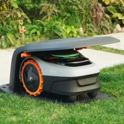 Robot tagliaerba a batteria Navimow i105e + Garage S 600 m²