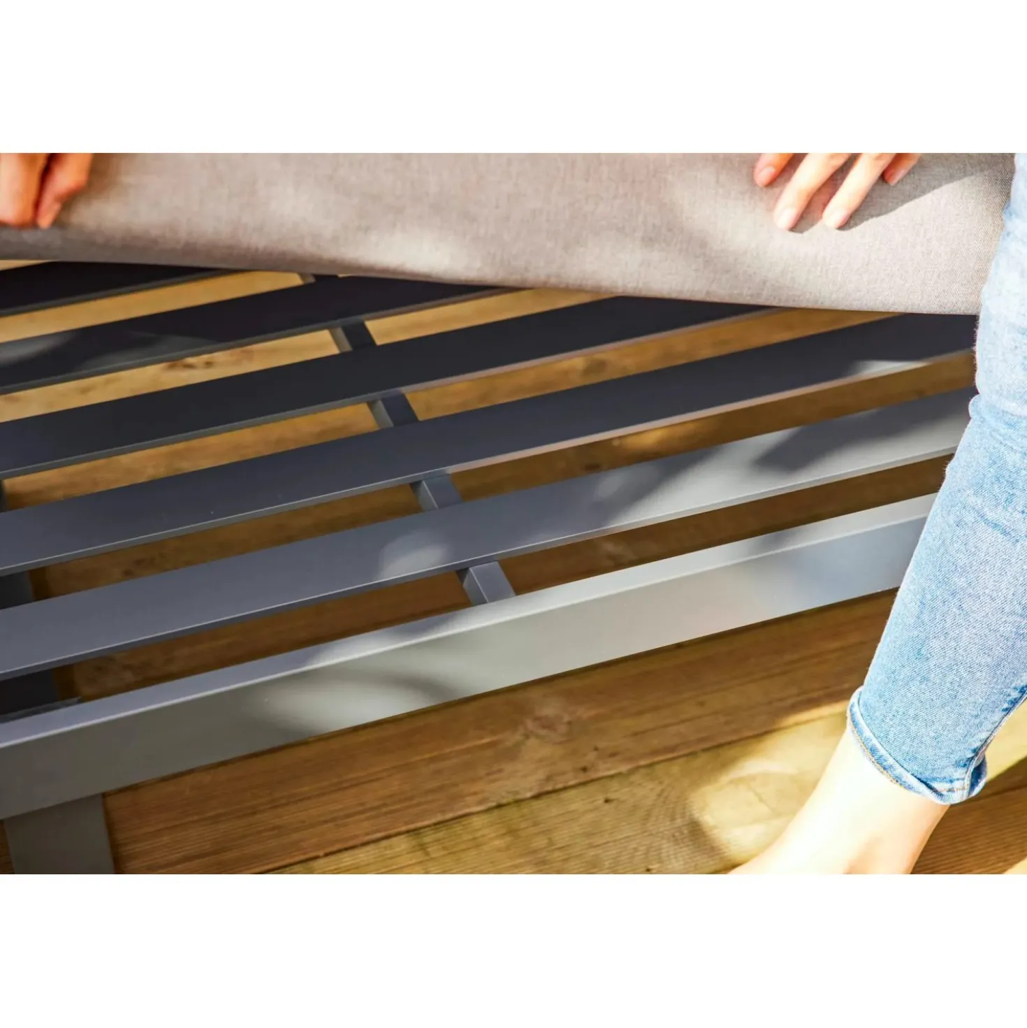 Salotto da giardino angolare Lipson in alluminio con inserti in legno 4 posti