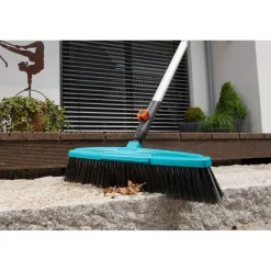 Scopa per esterni con raschietto Gardena Combisystem