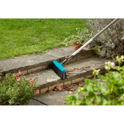 Scopa per esterni con raschietto Gardena Combisystem