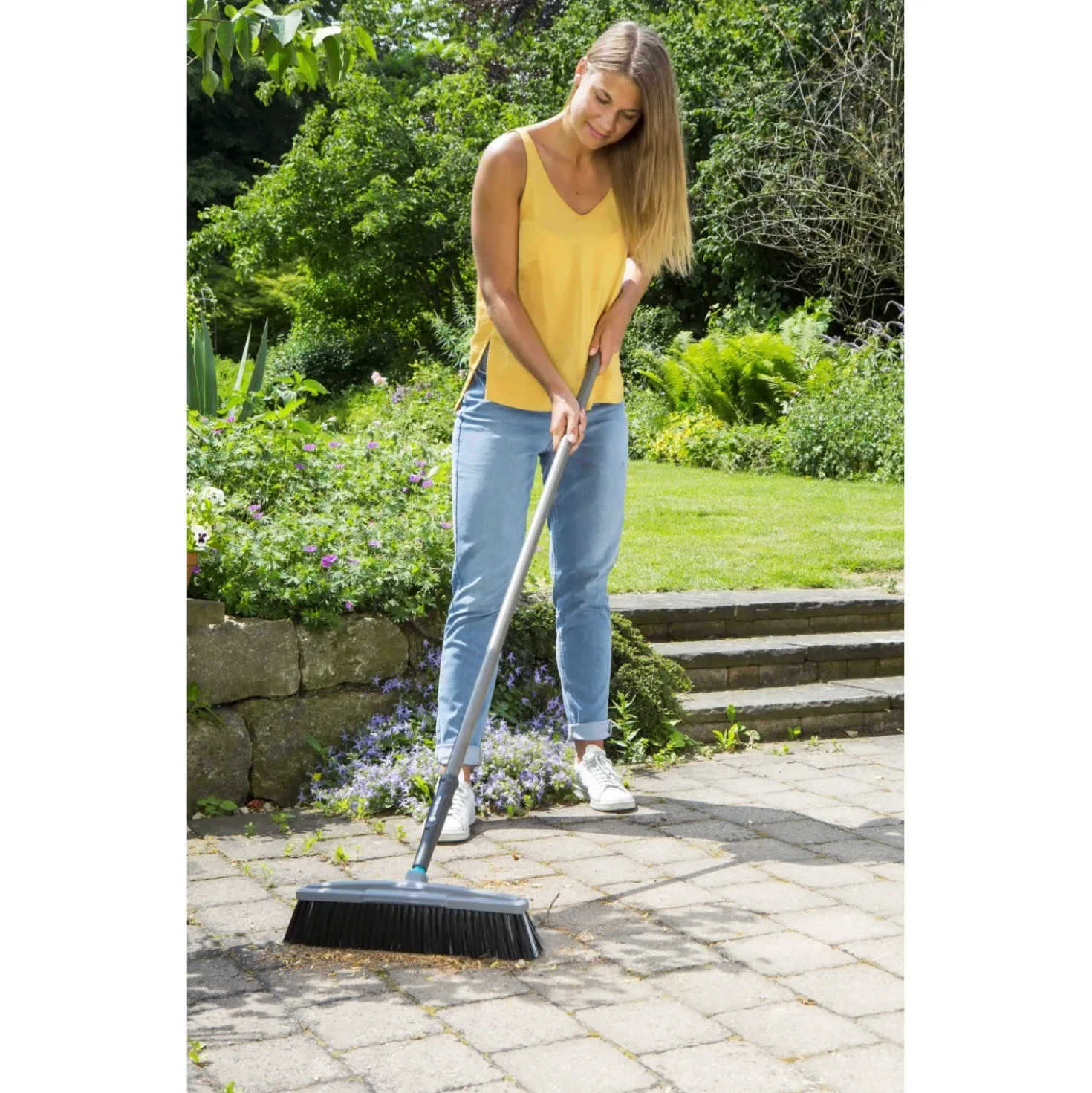 Scopa per esterni Gardena NatureLine larghezza 45 cm manico in legno