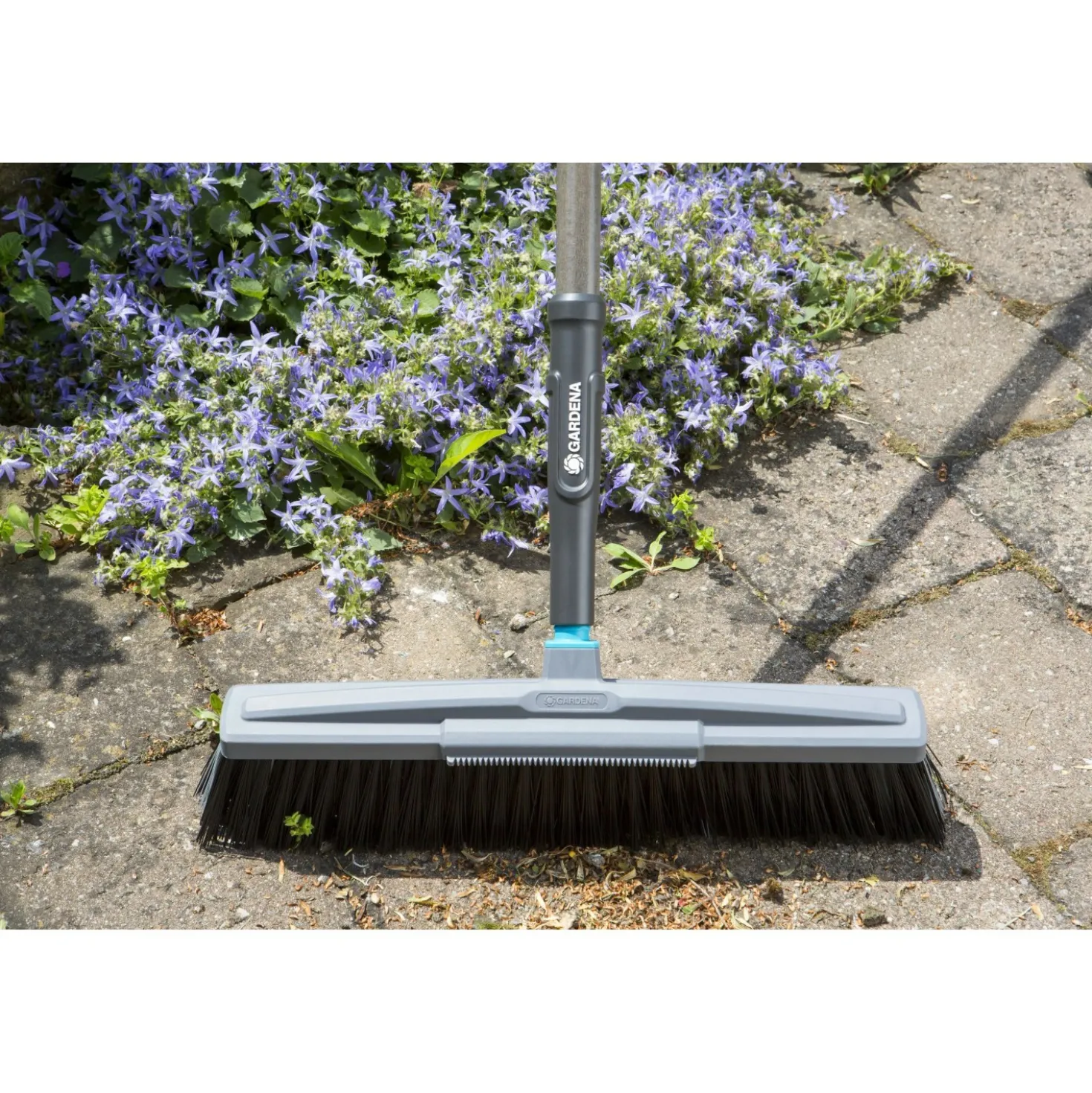 Scopa per esterni Gardena NatureLine larghezza 45 cm manico in legno