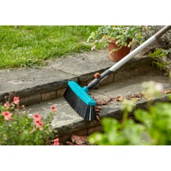 Scopa per esterni Gardena Combisystem con manico di legno