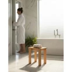 Sgabello bagno in massello di larice