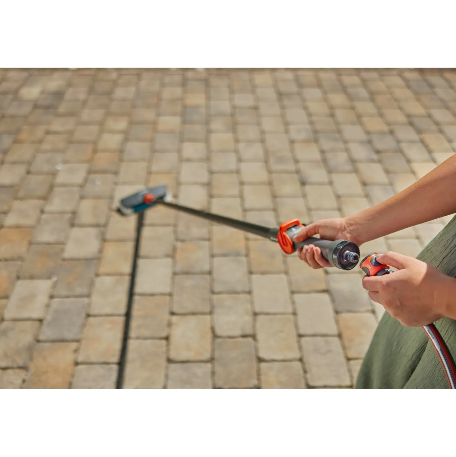 Spazzola con manico Gardena Cleansystem Hard antracite