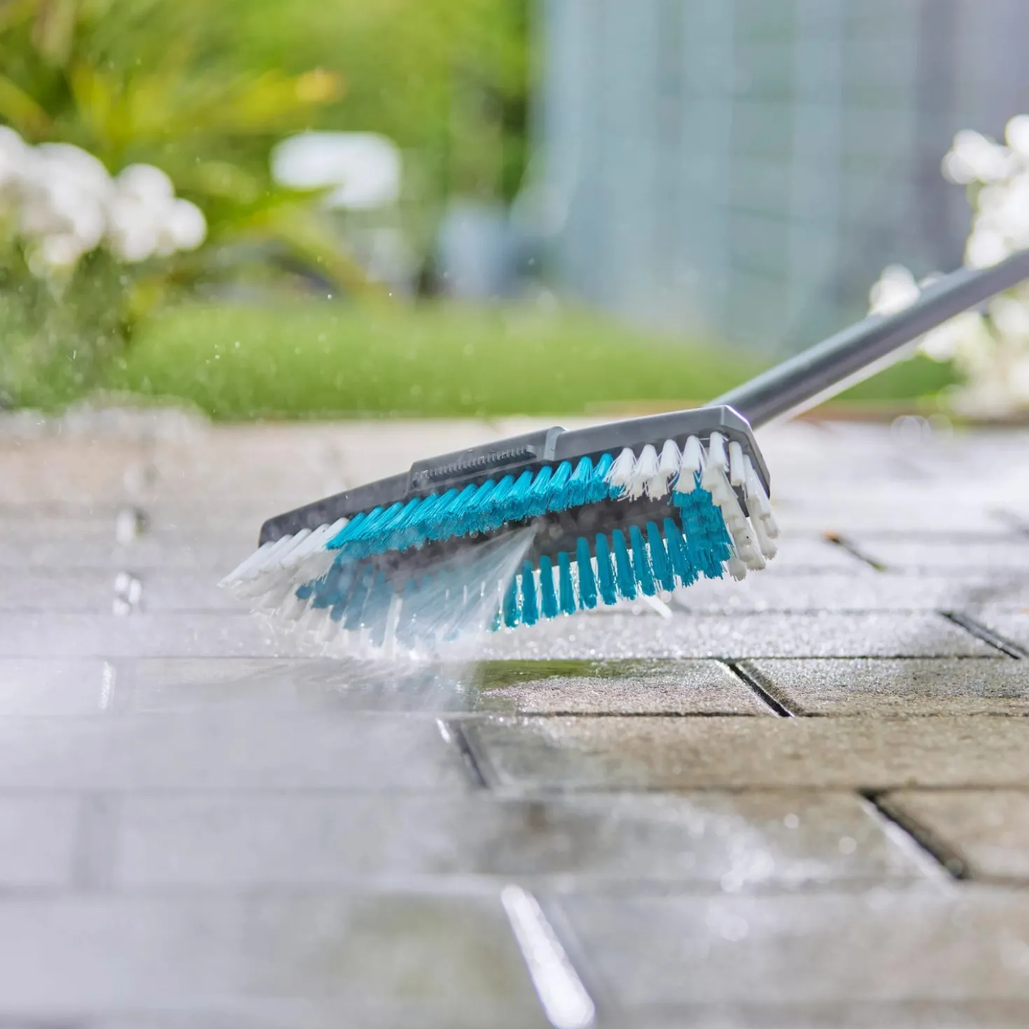 Spazzola con manico Gardena Cleansystem Hard antracite