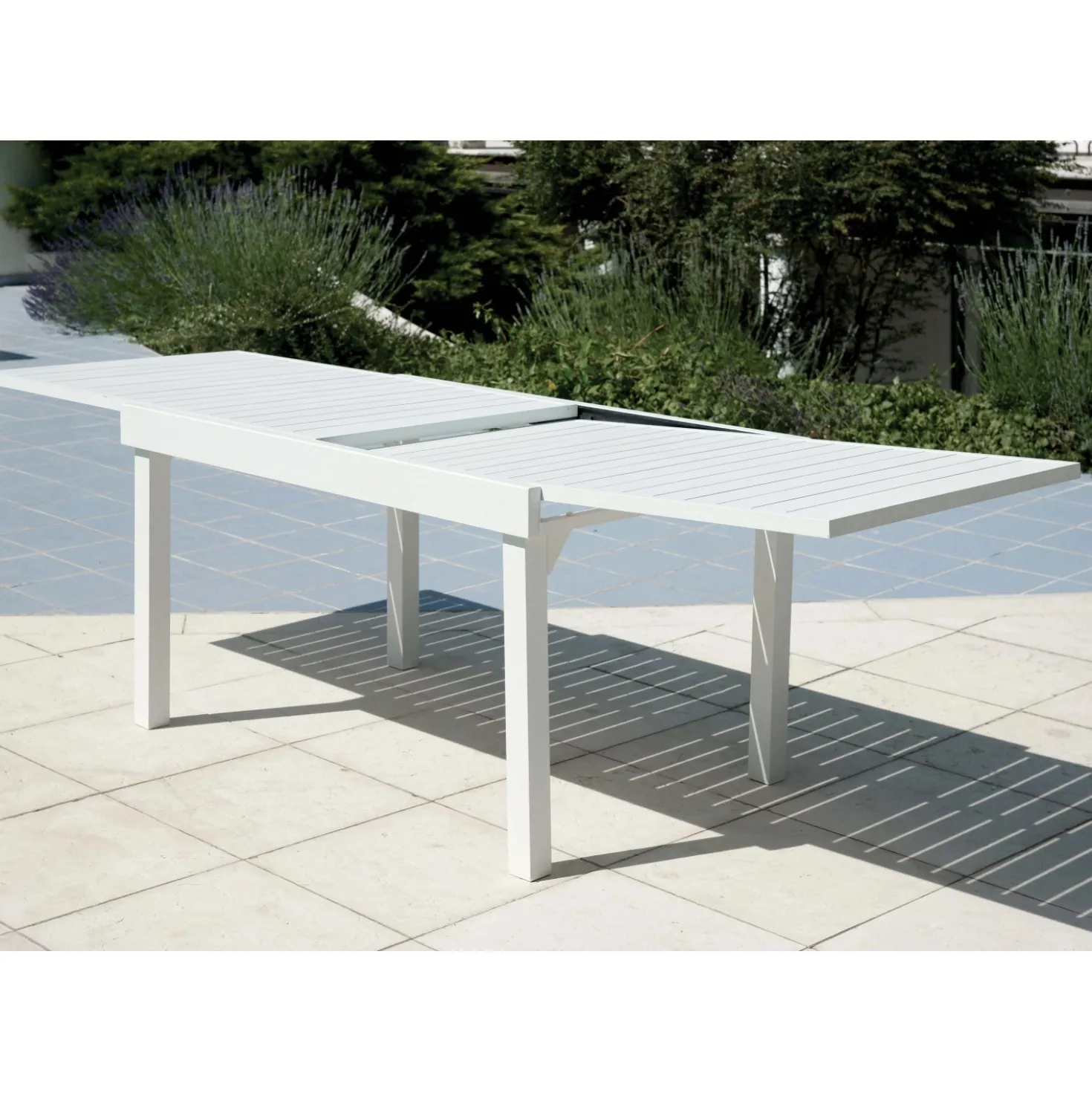 Tavolo allungabile da giardino in alluminio bianco 135/270x90,5 cm