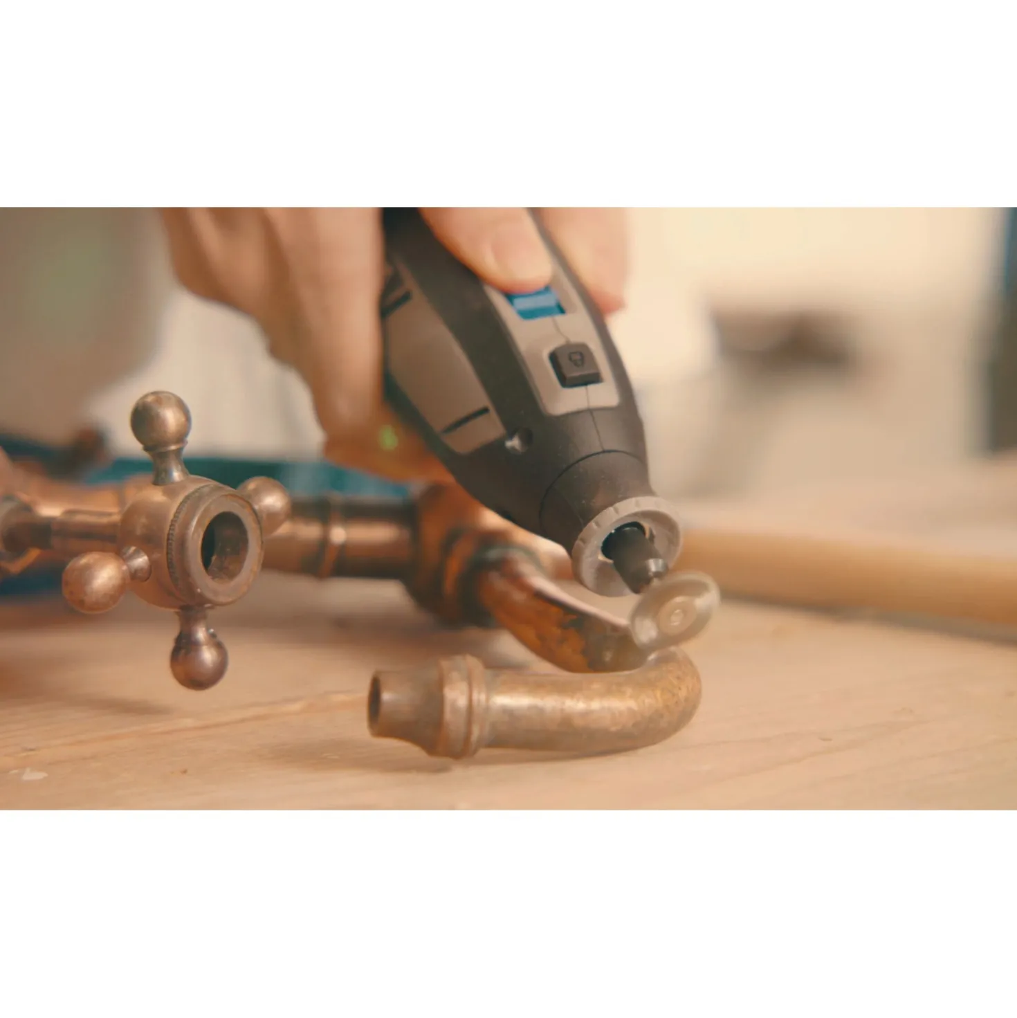Utensile multifunzione Dremel 8240 a batteria 12V-2Ah